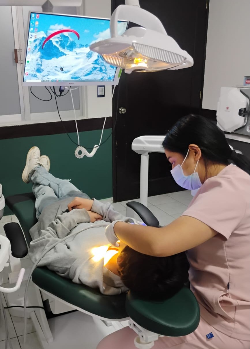 Doctora atendiendo a un paciente en el consultorio de la clínica